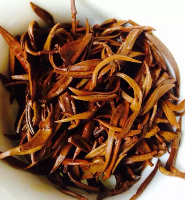 金花茶叶的奥秘：揭秘茶叶上金花的形成与健康益处(图1)