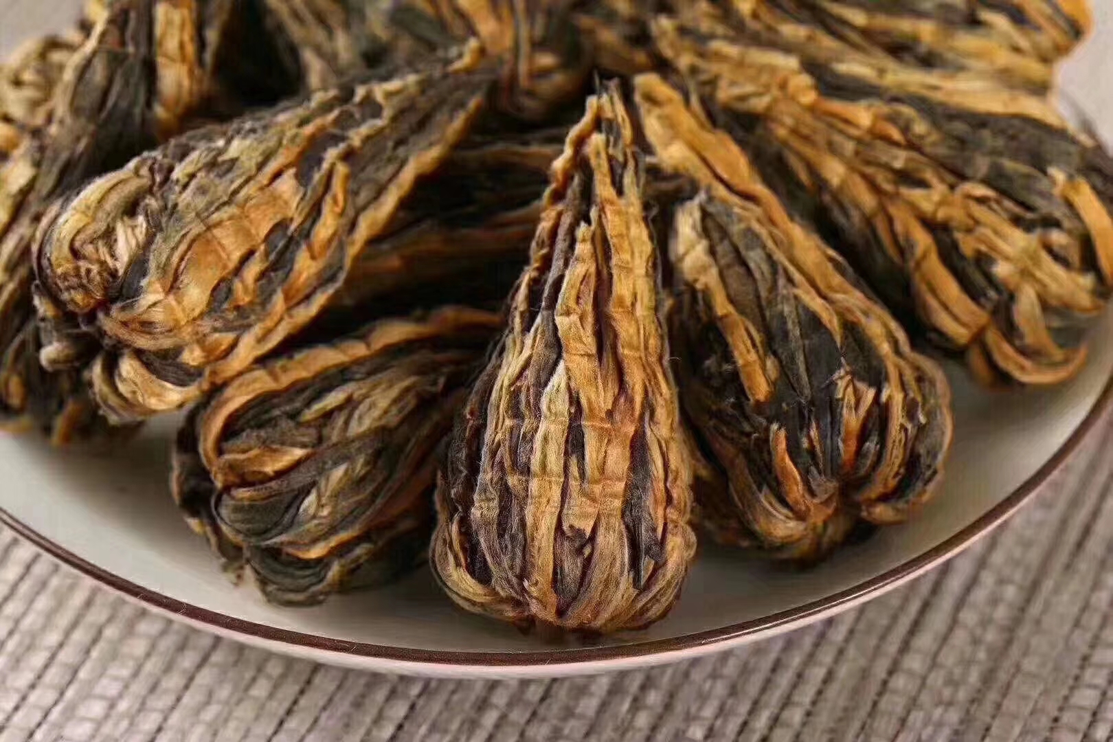 藤茶真相揭秘：它真的是茶叶吗？深入解析藤茶的本质与分类(图1)