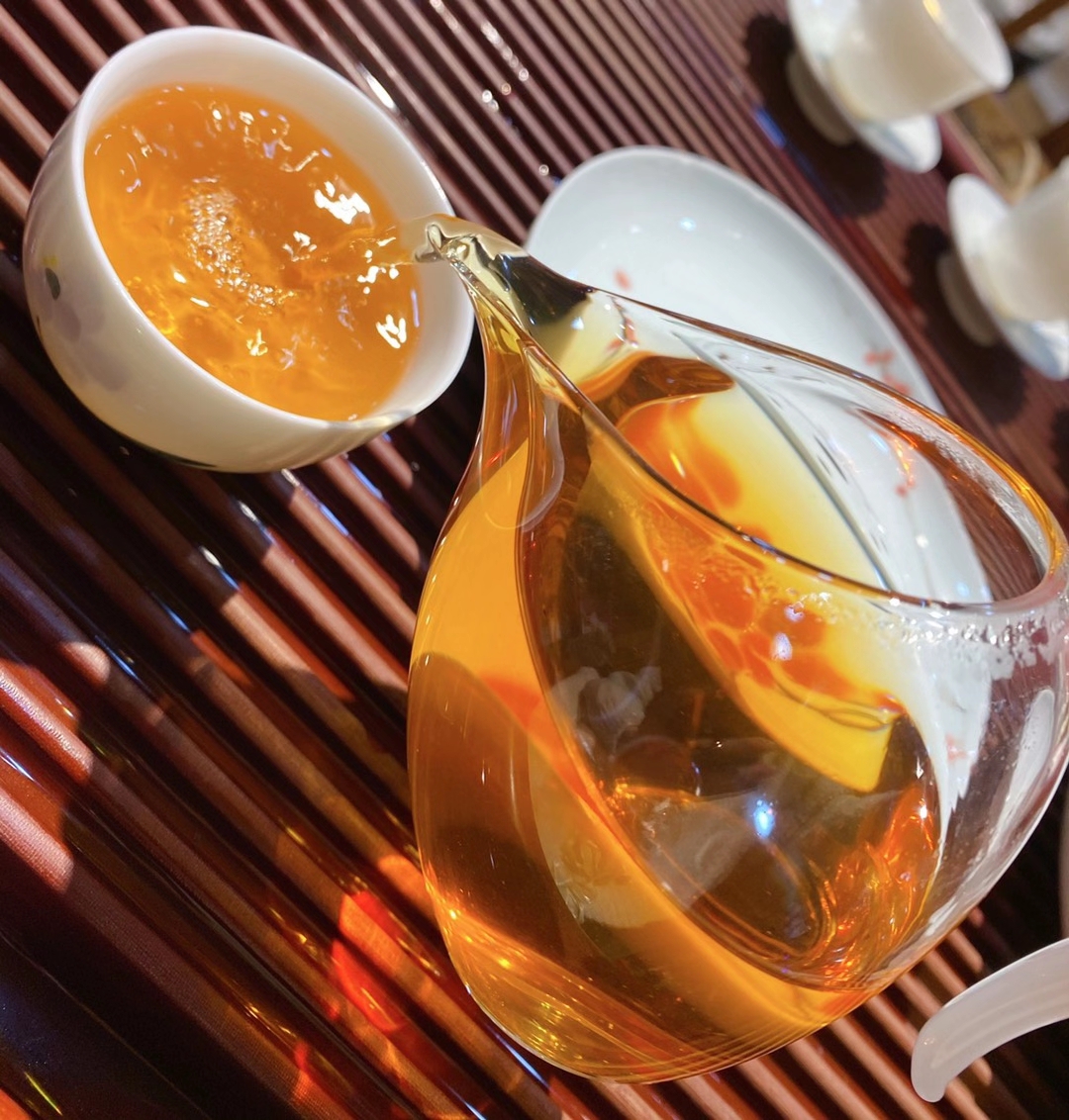 探索云南普洱茶的独特魅力：从古树茶园到醇厚茶汤的全解析(图1)