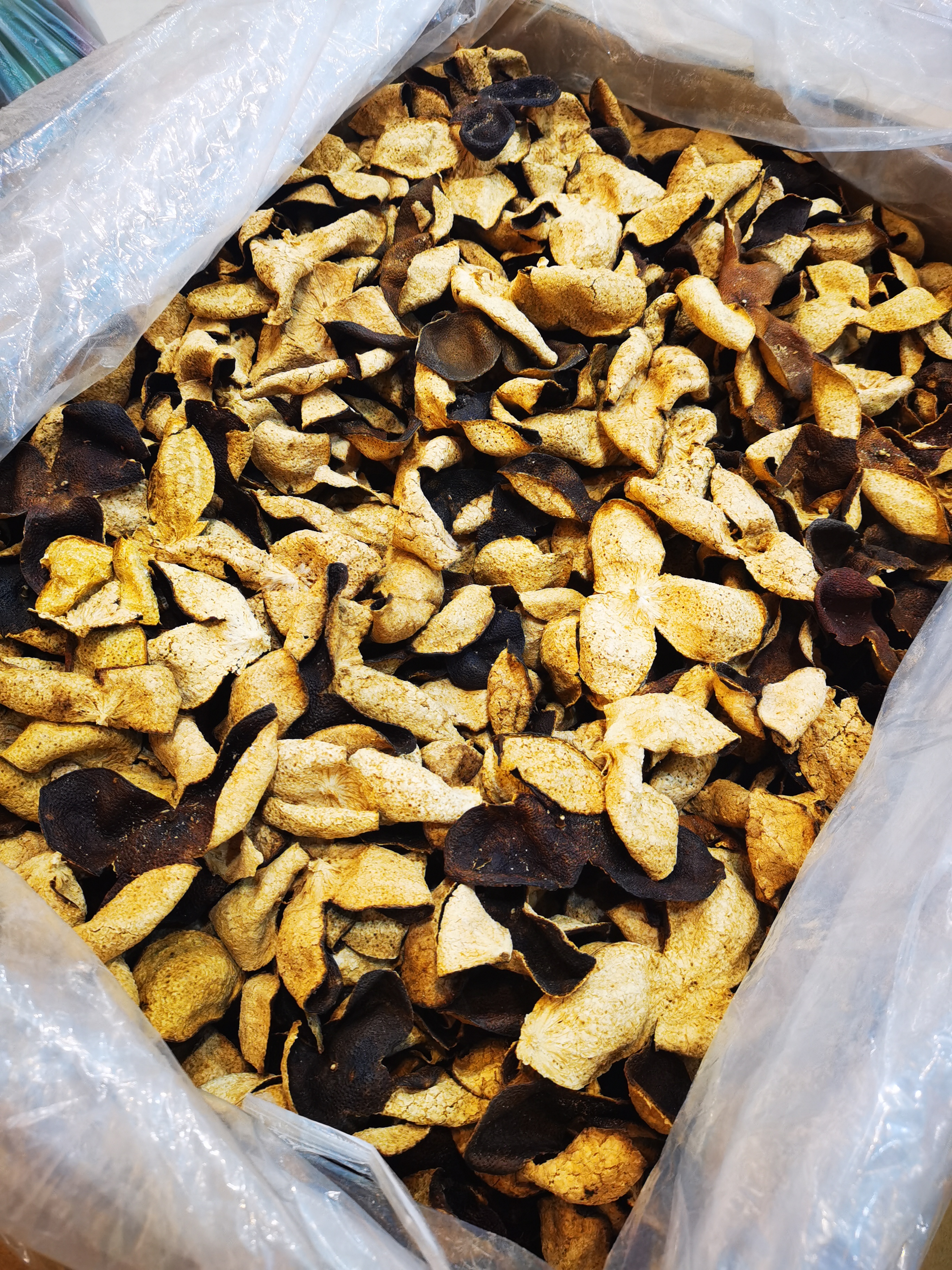 茶叶过期后还能喝吗？专家解析过期茶叶的健康风险与正确保存方法(图1)