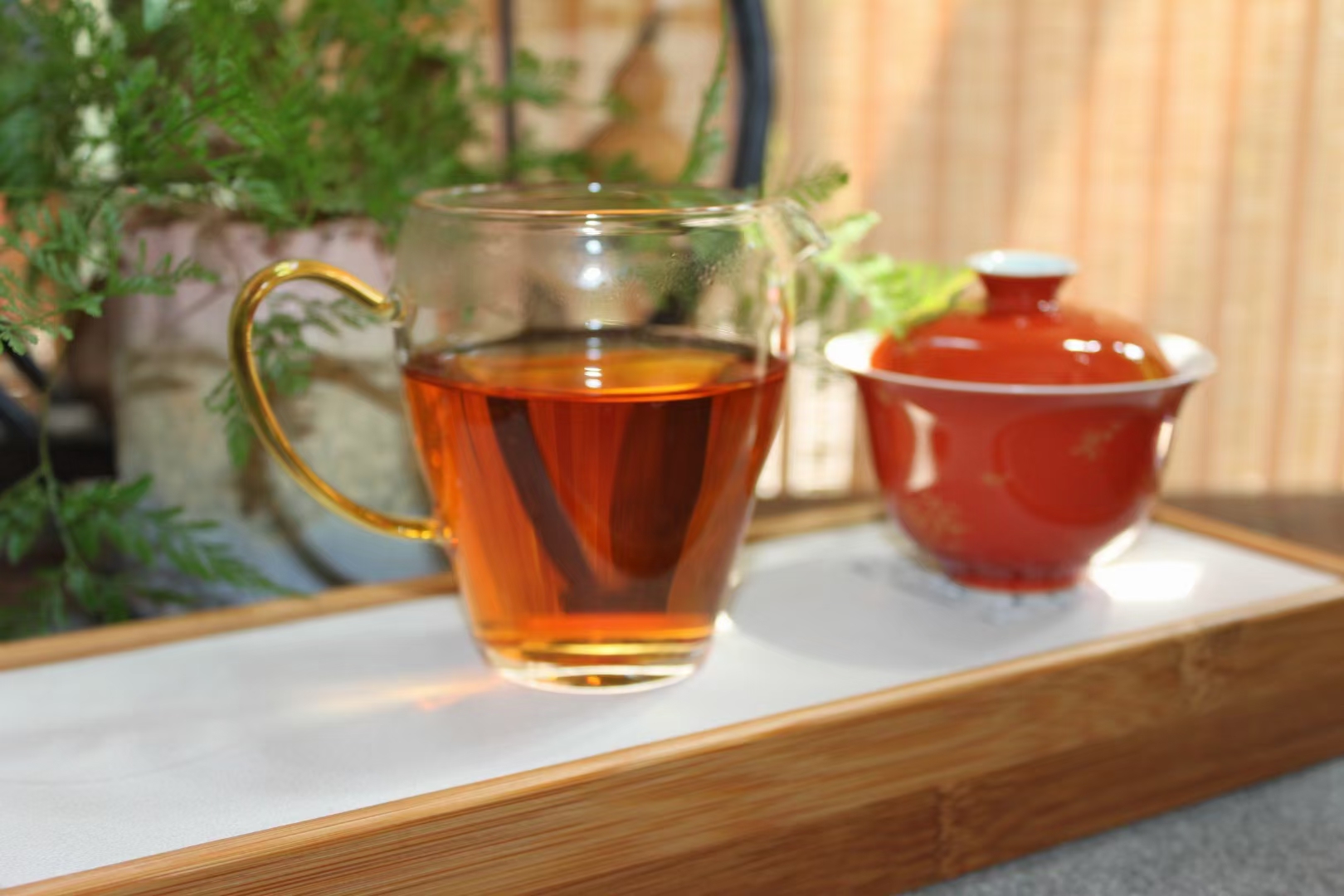 玛瑙与茶叶的完美邂逅：探索泡茶艺术中的宝石魅力(图1)