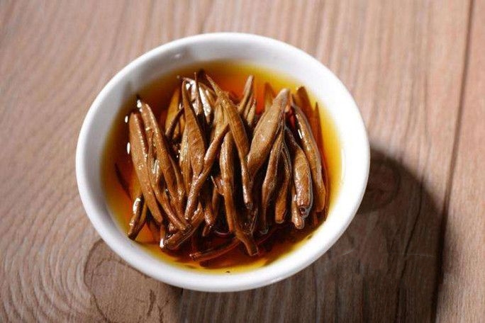 茶艺三宝：茶壶、茶叶、茶杯的完美搭配与冲泡艺术(图1)