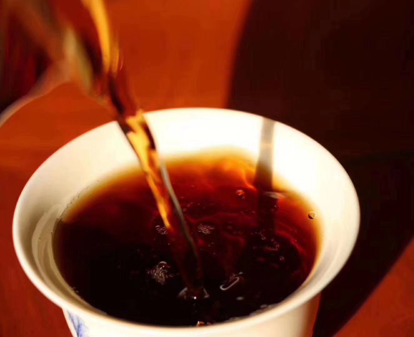茶叶装箱的艺术：揭秘专业包装如何保持茶叶新鲜与香气(图1)