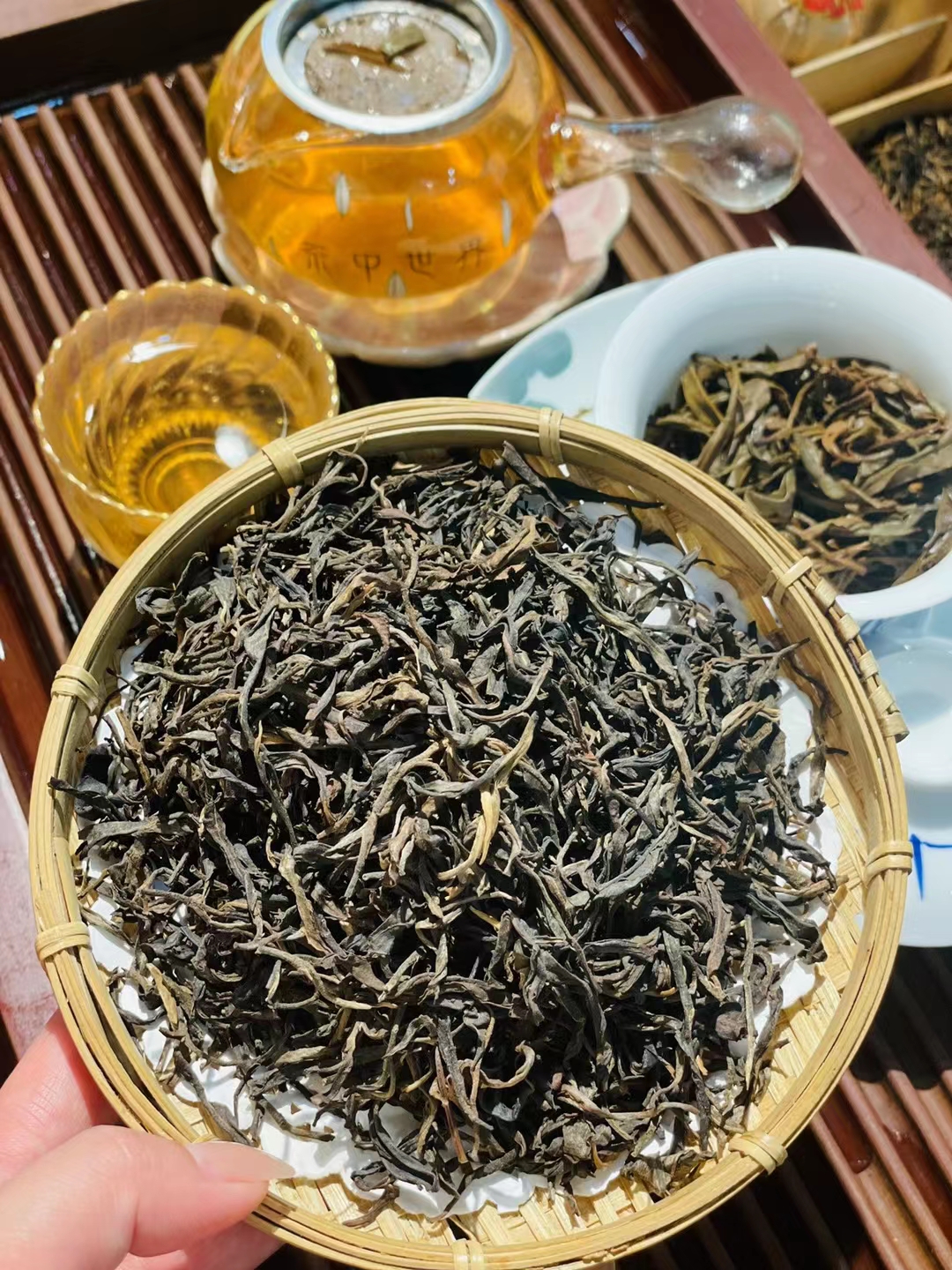 新鲜茶叶太阳暴晒的科学：如何影响茶叶品质与口感(图1)