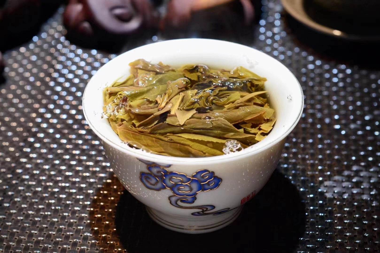 滇红金针：探秘云南红茶的独特魅力与制作工艺(图1)